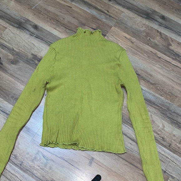 GREEN LETTUCE HEM TURTLENECK - Picture 1 of 6
